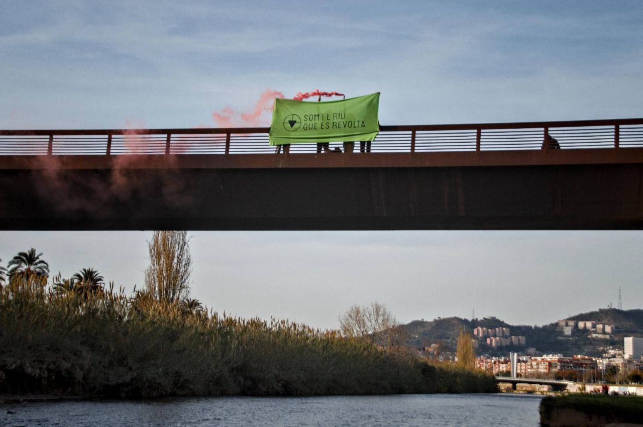 SOM EL RIU QUE ES REVOLTA
